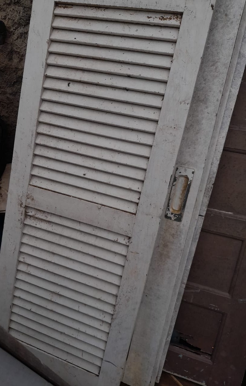 Porta persiana de madeira reaproveitada, em bom estado, pronta para reuso em novos projetos.